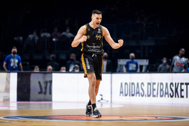 季承担着门 季承担着门